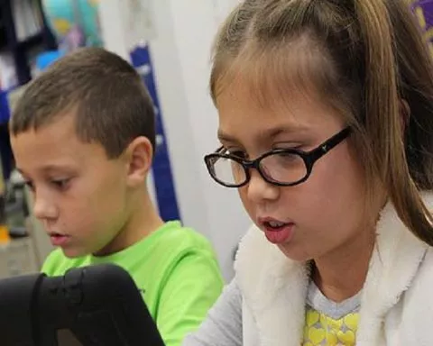 Rentrée scolaire 2022 Huguette Bello approuve le nouveau dispositif Cartable numérique