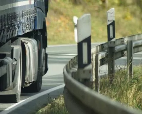 Sarthe un piéton décède après avoir été percuté par un poids lourd