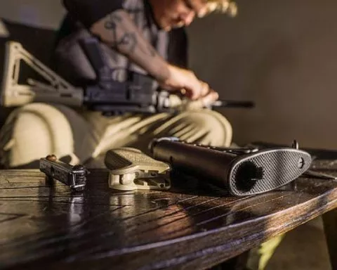 Dans la nuit du samedi 20 août 2022 à dimanche, deux hommes, âgés de 20 et de 22 ans, ont été blessés par balles à Grenoble. Dans un état grave, les deux jeunes personnes ont été transportés à l'hôpital de Grenoble. Le tireur, quant à lui, est toujours recherché par la police. Plus d'informations à venir.