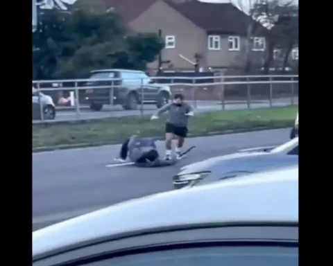 Un homme grièvement blessé après s'être battu, en pleine rue, à la machette